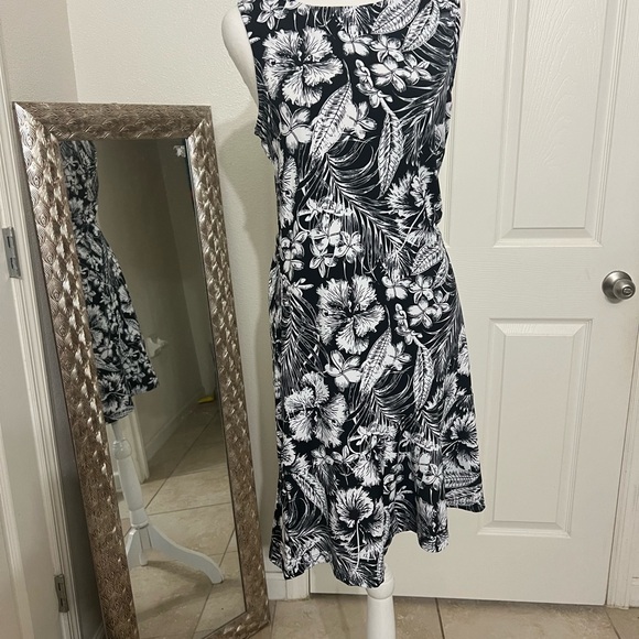 magu Dresses & Skirts - Chic Black and White Floral Midi Dress
